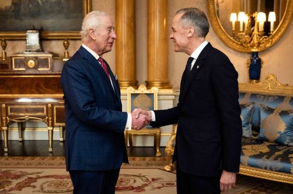 17일(현지시간) 영국 런던 버킹엄궁에서 찰스 3세 영국 국왕(왼쪽)이 마크 카니 신임 캐나다 총리와 만나 인사를 나누고 있다. AFP연합뉴스