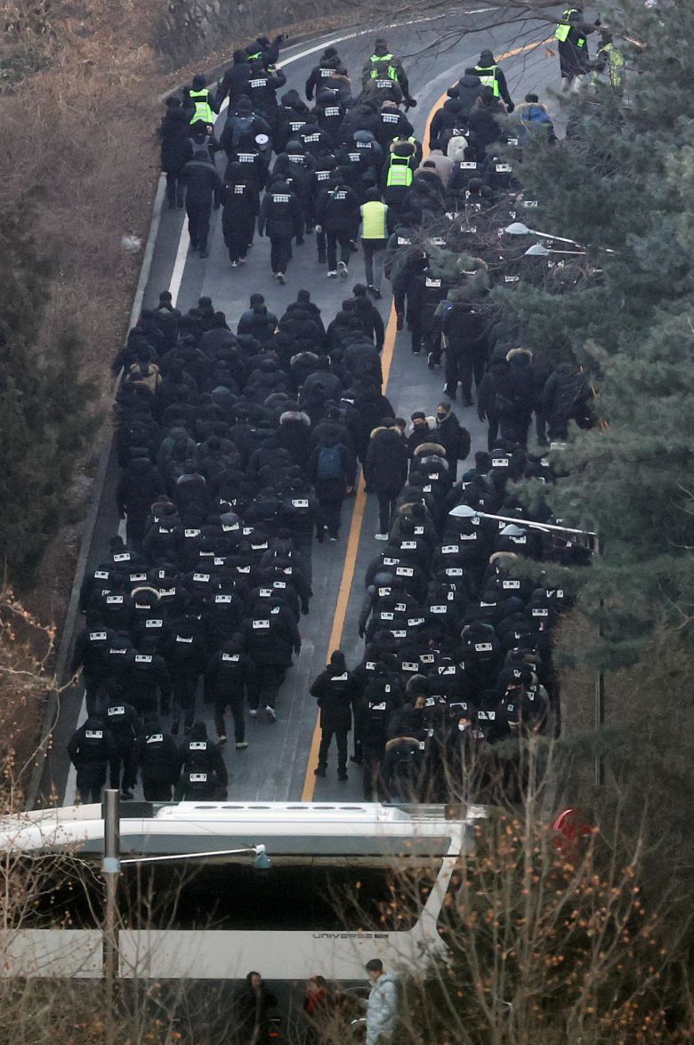 1월15일 고위공직자범죄수사처와 경찰로 구성된 공조수사본부가 윤석열 대통령에 대한 2차 체포영장 집행을 위해 관저로 향하고 있다. 뉴스1