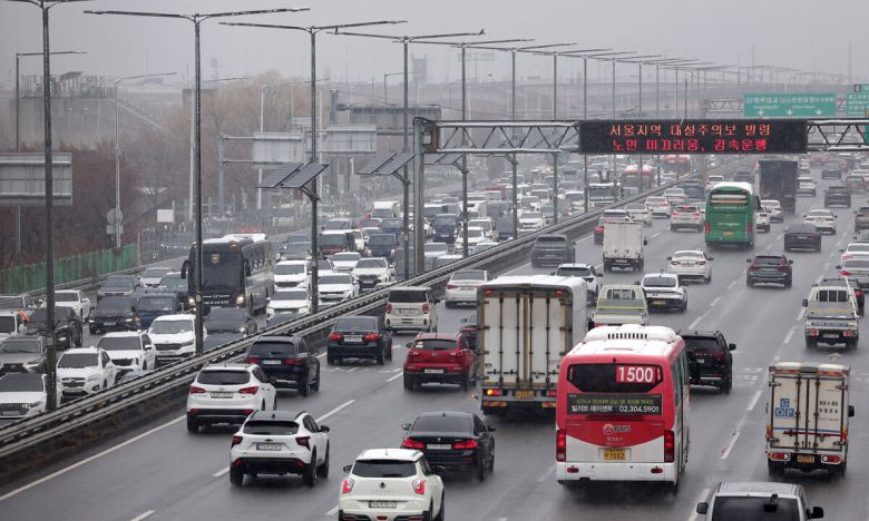 서울과 수도권 지역에 대설주의보가 발효된 18일 오전 서울 마포구 강변북로에서 차량들이 서행하고 있다. 뉴스1