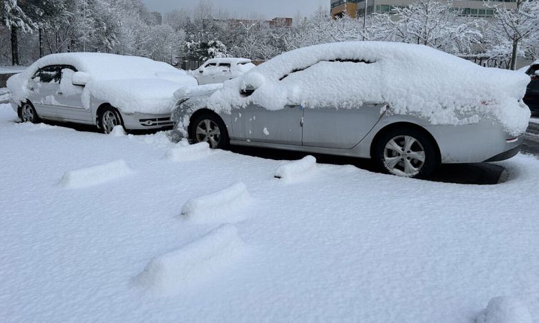 폭설이 내린 18일 오전 경기도 의정부시에서 차량 위로 눈이 수북이 쌓여 있다. 연합뉴스