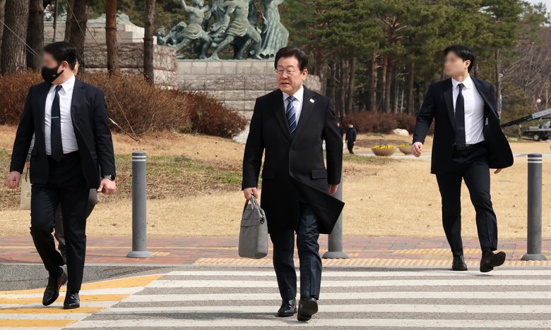 암살 위협설이 제기된 이재명(가운데) 더불어민주당 대표가 지난 17일 서울 여의도 국회에서 최고위원회의와 비상의원총회에 참석한 뒤 경호원의 보호를 받으며 이동하고 있다. 뉴시스