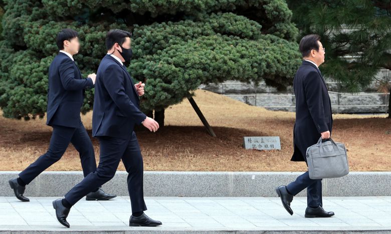 더불어민주당 이재명 대표가 지난 17일 경호원들의 보호를 받으며 서울 여의도 국회 경내를 걷고 있다. 연합뉴스