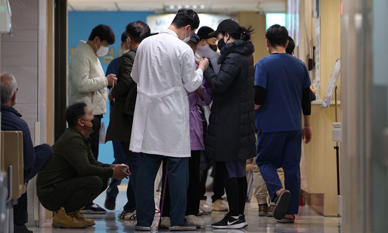 서울 시내 한 대형병원에서 한 의료 관계자가 환자와 대화를 나누고 있다. 연합뉴스