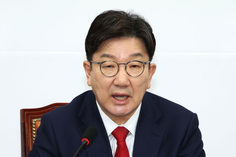 권성동 국민의힘 원내대표가 18일 오전 서울 여의도 국회에서 열린 원내대책회의에서 모두발언을 하고 있다.   뉴스1