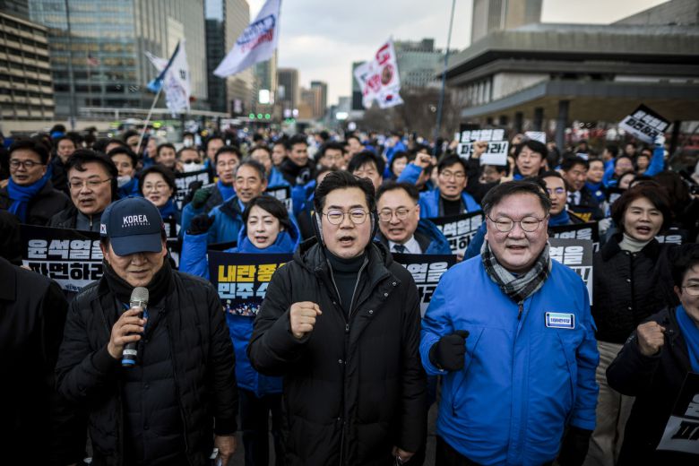 박찬대 더불어민주당 원내대표를 비롯한 의원들이 18일 서울 종로구 광화문광장에서 윤석열 대통령 파면을 촉구하는 도보행진을 마친 뒤 구호를 외치고 있다.   뉴시스