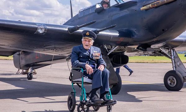 제2차 세계대전 당시 영국 공군이 사용한 낡은 전투기 앞에서 2차대전 참전용사 존 헤밍웨이 전 공군 대령이 기념촬영을 하고 있다. 헤밍웨이는 17일(현지시간) 105세를 일기로 별세했다. 영국 공군 제공