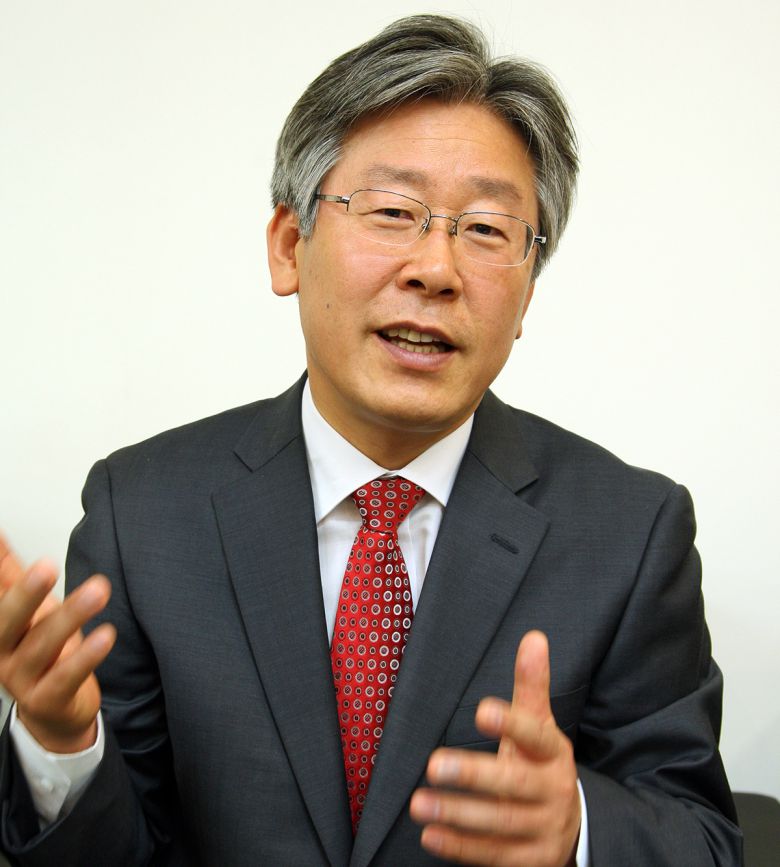 이재명 더불어민주당 당대표가 지난 2010년 6월 제5회 전국동시지방선거에서 성남시장에 당선된 후 언론과 인터뷰하는 모습. 연합뉴스