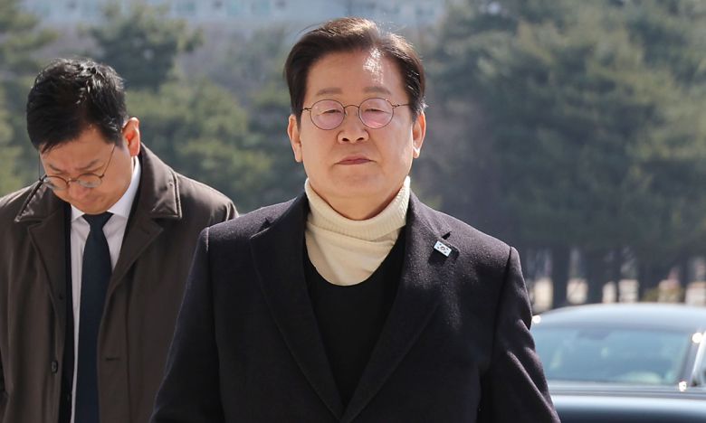 더불어민주당 이재명 대표가 19일 방탄복을 입은 채 국회 본청으로 들어서고 있다. 연합뉴스