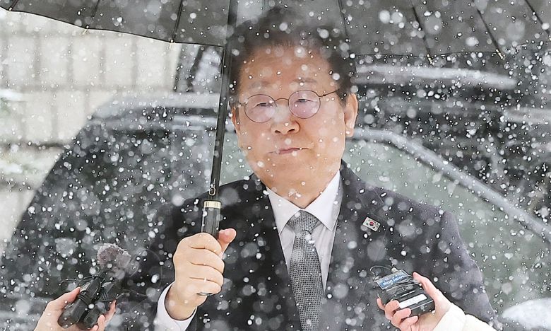 이재명 더불어민주당 대표가 4일 서울 서초구 서울중앙지방법원에서 열린 '대장동·위례·성남FC·백현동 의혹' 관련 특정범죄가중처벌등에관한법률위반(뇌물) 혐의 공판에 출석하고 있다. 뉴스1