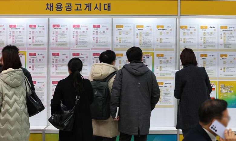 19일 서울 서초구 aT센터에서 열린 2025 대한민국 채용박람회를 찾은 구직자들이 채용 공고 게시판을 살피고 있다. 공동취재