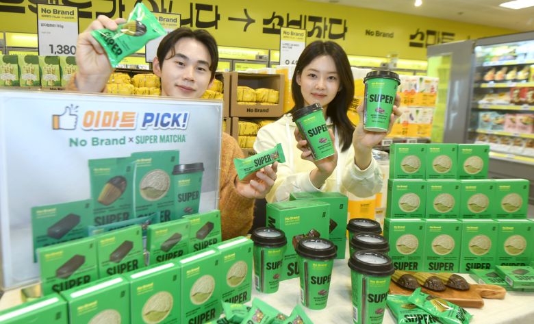 이마트 PB 브랜드인 노브랜드가 19일 오전 서울 용산구 이마트 용산점에서 슈퍼말차 콜라보레이션 신상품 5종을 출시한 가운데 모델들이 상품을 소개하고 있다. 김경호 기자