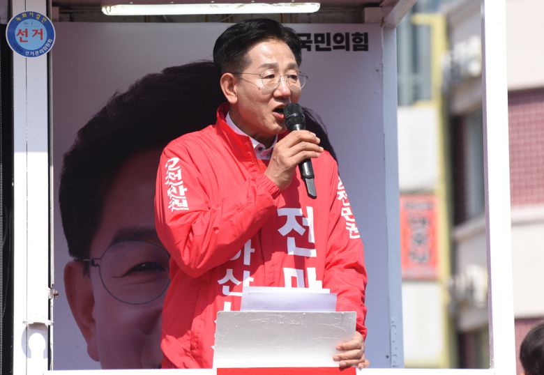 전만권 국민의힘 아산시장 후보가 20일 온양온천역 광장에서 가진 선거운동 출정식에서 지지를 호소했다.