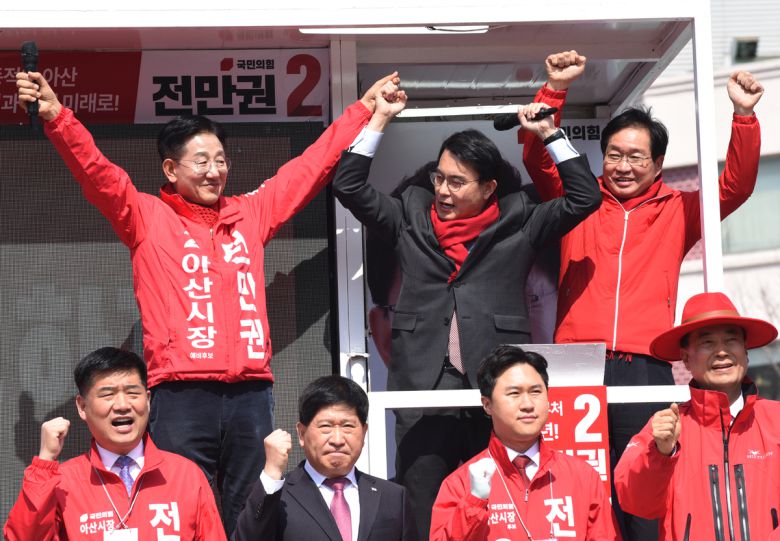 전만권 후보 출정식 지원유세에 나선 국민의힘 관계자들. 왼쪽부터 전만권 후보, 윤상현 의원(인천 동구미추홀구을), 김영석 충남도당위원장.