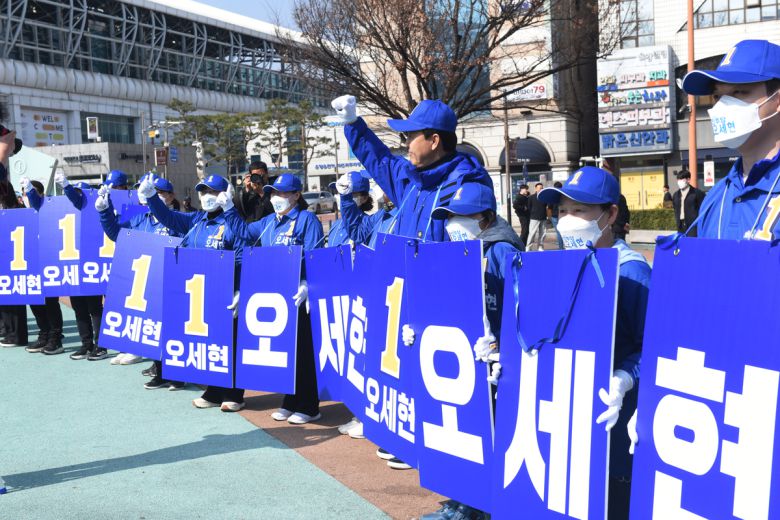 충남 아산시장 재선거 더불어민주당 오세현 후보 선거운동원들이 선거운동 첫날인 20일 거리 홍보를 펼쳤다.