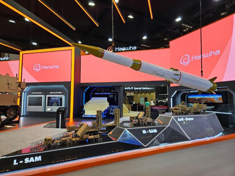한화에어로스페이스가 지난달 아랍에미리트(UAE)에서 열린 국제방위산업전시회에 소개한 장거리 지대공유도무기(L-SAM) 미사일. 한화에어로스페이스 제공