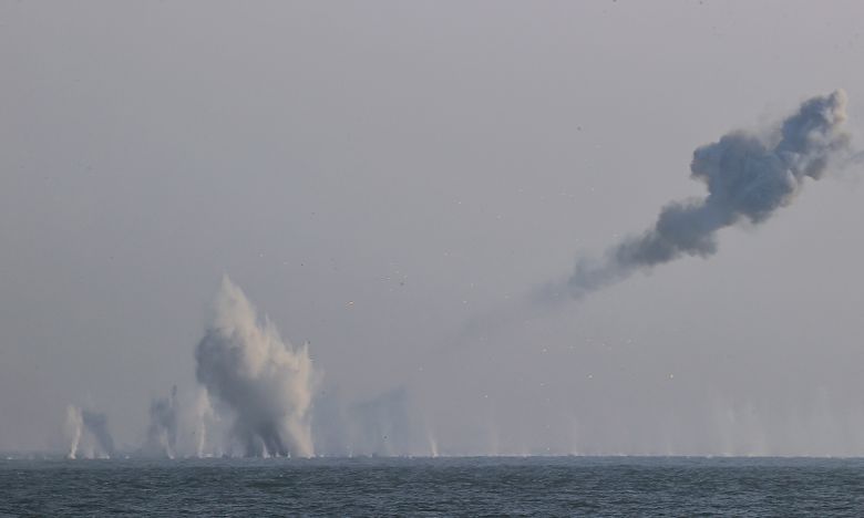 미사일총국은 지난 20일 군수공업기업소에서 본격적인 생산에 들어간 최신형 반항공(지대공)미사일 무기체계의 종합적 전투성능검열을 위한 시험발사를 진행했다고 조선중앙통신이 21일 보도했다. 평양 조선중앙통신·연합뉴스
