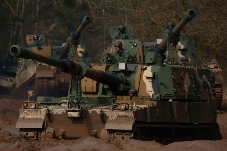 폴란드군 소속 K-9 자주포가 사격지로 이동하고 있다. 세계일보 자료사진