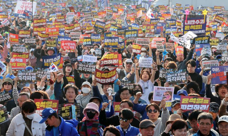 윤석열 대통령 탄핵을 촉구하는 시민들이 22일 오후 서울 종로구 광화문 동십자각 일대에서 탄핵 촉구 집회를 하고 있다. 뉴시스