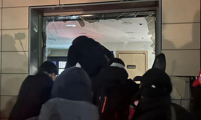 지난 1월 19일 새벽 윤석열 대통령에 대한 구속영장이 발부되자 서울 서부지법에 지지자들이 진입해 난동을 부리고 있다. 뉴스1