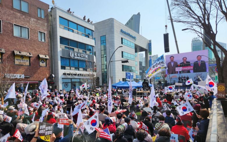 22일 강원도청 앞에서 보수단체의 윤석열 대통령 탄핵 반대 집회가 열린 가운데 국민의힘 의원들이 발언하고 있다. 배상철 기자