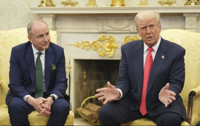 지난 12일(현지시간) 미국 백악관을 방문한 미할 마틴 아일랜드 총리(왼쪽)와 도널드 트럼프 미국 대통령이 정상회담을 시작하기 전 취재진과 일문일답을 나누고 있다. AP연합뉴스