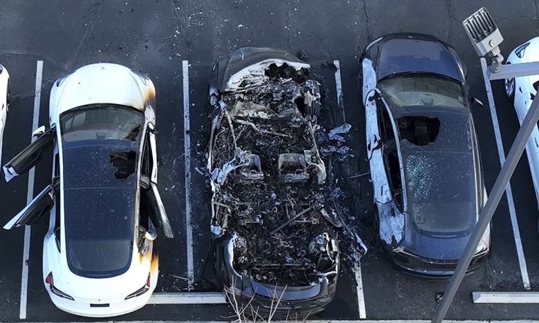 지난 18일(현지 시간) 미 네바다주 라스베이거스에 있는 테슬라 충돌 센터 앞에 불에 탄 테슬라 차량이 놓여 있다. 현지 경찰은 이날 새벽 테슬라 충돌 수리센터가 무장 용의자의 총격과 방화 공격을 받았다고 전했다. 일론 머스크 테슬라 최고경영자(CEO)의 정치 행보로 테슬라에 대한 반감이 커지면서 테슬라 차량과 시설에 공격이 이어지고 있다. AP연합뉴스