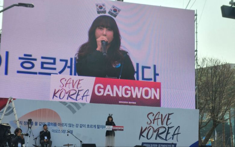 22일 강원도청 앞에서 보수단체의 윤석열 대통령 탄핵 반대 집회가 열린 가운데 정유라씨가 발언하고 있다. 배상철 기자