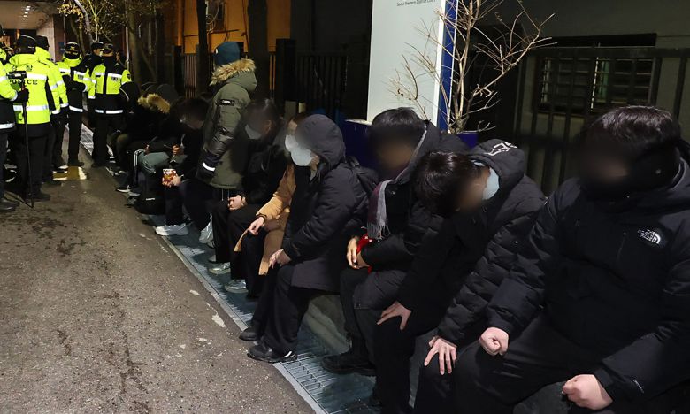 윤석열 대통령의 구속 전 피의자 심문(영장실질심사)이 열린 지난 1월 18일 서울 마포구 서울서부지법에 법원 담장을 넘어 무단 침입한 윤 대통령 지지자들이 경찰에 붙잡혀 있다. 공동취재사진
