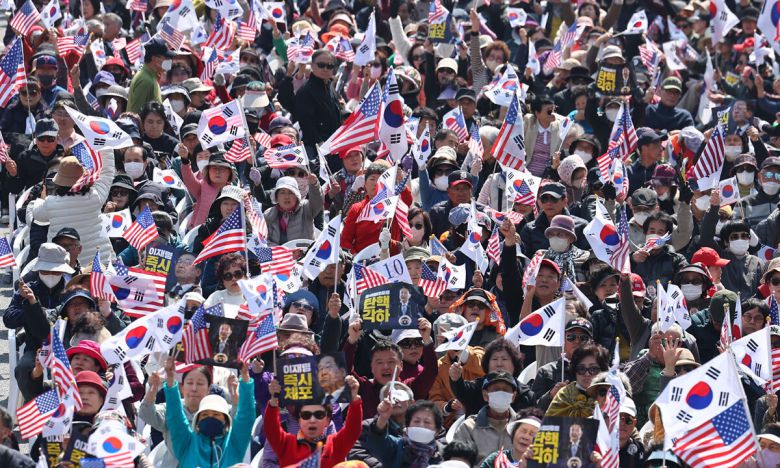 22일 서울 중구 세종대로에서 열린 ''윤석열 대통령 탄핵반대 광화문국민대회''에서 참가자들이 구호를 외치고 있다. 연합뉴스