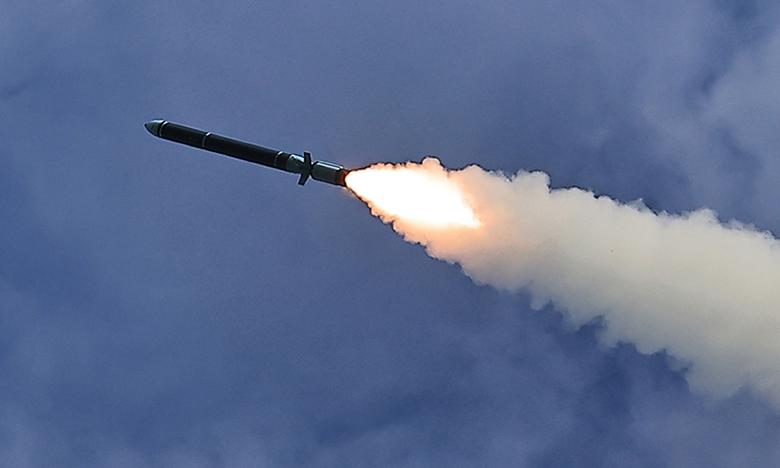 북한 4.5t 초대형 재래식 탄두 장착 신형 미사일 시험발사 모습. 평양 조선중앙통신·연합뉴스