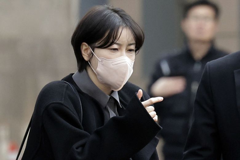 문재인 전 대통령의 딸 문다혜 씨가 지난 20일 서울 마포구 서울서부지방법원에서 열린 음주 운전·불법 숙박업 혐의 공판을 마친 뒤 법원을 나서고 있다. 뉴시스