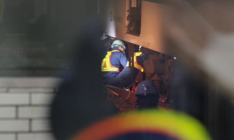 23일 서울 지하철 2호선 신도림역에서 출고되던 열차가 선로 위 차막이 시설과 추돌해 탈선하는 사고가 발생한 가운데 서울교통공사 관계자들이 복구작업을 하고 있다. 연합뉴스