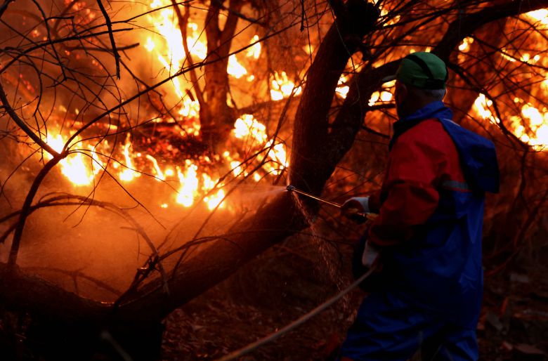 경북 의성군 산불 발생 이틀째인 23일 오후 안평면 신안리 한 야산에서 주민이 불을 끄고 있다. 의성=뉴시스