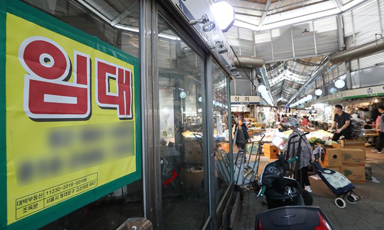 서울시내의 한 전통시장 내 상점에 임대 안내문이 게시돼 있다. 뉴스1