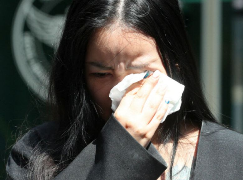 ‘국정농단’ 사건 주범 최서원(개명 전 최순실)씨의 딸 정유라씨가 2022년 5월4일 서울 종로구 서울경찰청 민원실 앞에서 조국 전 법무부 장관을 포함한 여권 인사 4명에 대한 명예훼손 등 혐의 고소 취지를 설명하다 눈물을 보이고 있다. 뉴시스