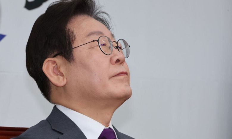 더불어민주당 이재명 대표가 지난 21일 서울 여의도 국회에서 열린 최고위원회의에서 발언을 듣던 중 잠시 생각에 잠겨 있다. 연합뉴스