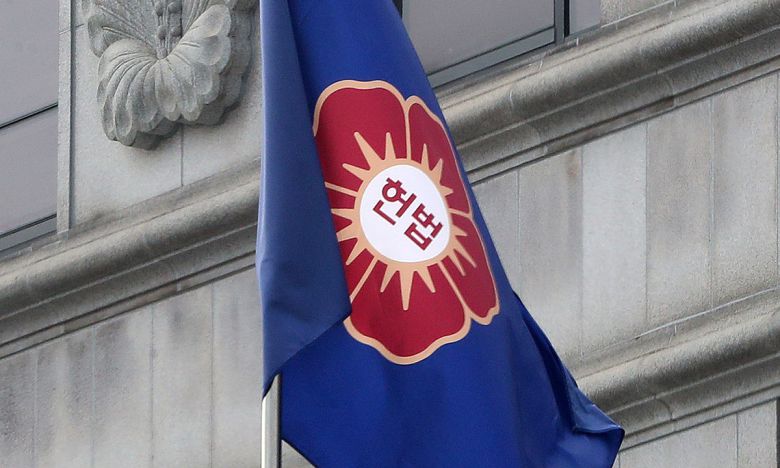 서울 종로구 헌법재판소에 깃발이 휘날리고 있다. 뉴시스