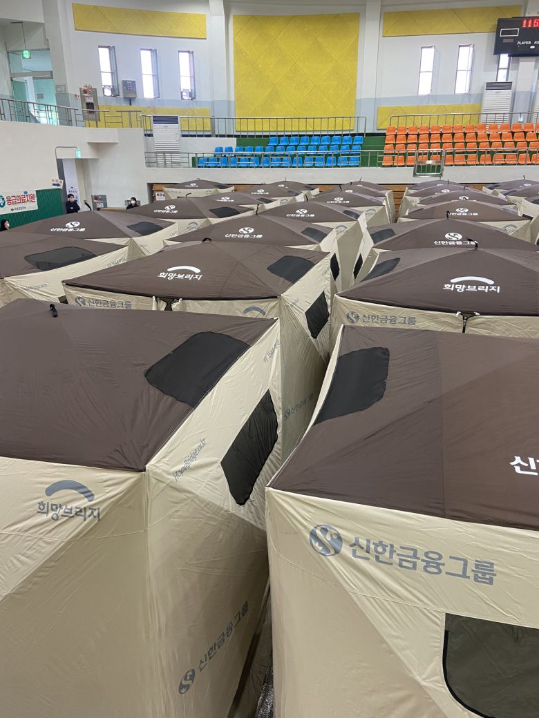 경북 의성군 산불 이재민을 위한 임시대피소가 차려진 의성체육관에 텐트가 다닥다닥 붙어 있다.