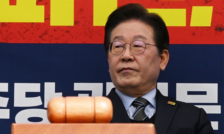 더불어민주당 이재명 대표가 24일 서울 종로구 경복궁역 부근 광화문 더불어민주당 천막당사에서 열린 최고위원회의에서 발언을 마친 후 생각에 잠겨있다. 공동취재