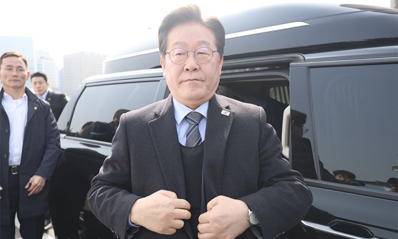 이재명 더불어민주당 대표가 24일 서울 종로구 경복궁 인근에서 열린 현장 최고위원회의에 방탄복을 입고 참석하고 있다. 공동취재