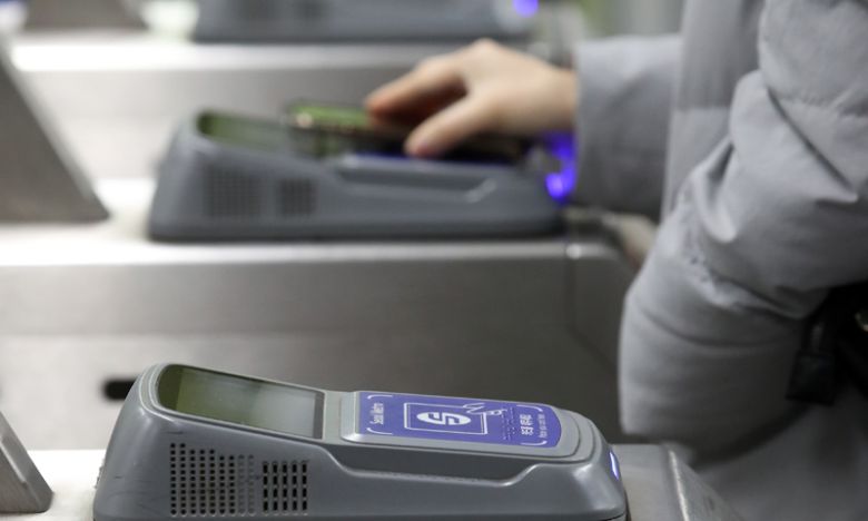 시민들이 서울 지하철 개찰구를 통과하고 있다. 뉴스1