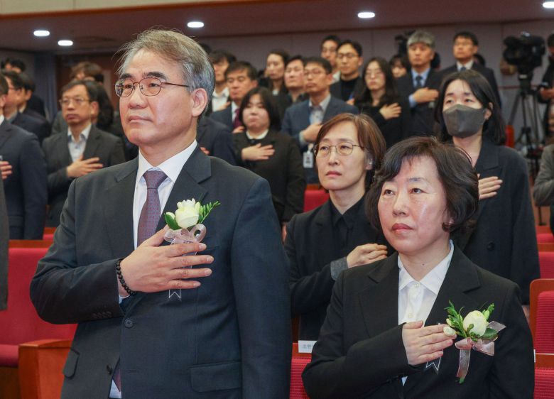 조한창, 정계선 헌법재판관이 올해 1월2일 서울 종로구 헌법재판소에서 열린 헌법재판관 취임식 및 시무식에서 국민의례를 하고 있다. 최상수 기자