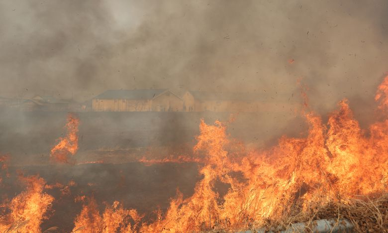 경북 의성군 대형 산불 발생 사흘째인 24일 산불 현장에 인접한 의성군 옥산면 입암리 한 마을 강변에 불씨가 옮겨붙어 불이 나고 있다. 연합뉴스