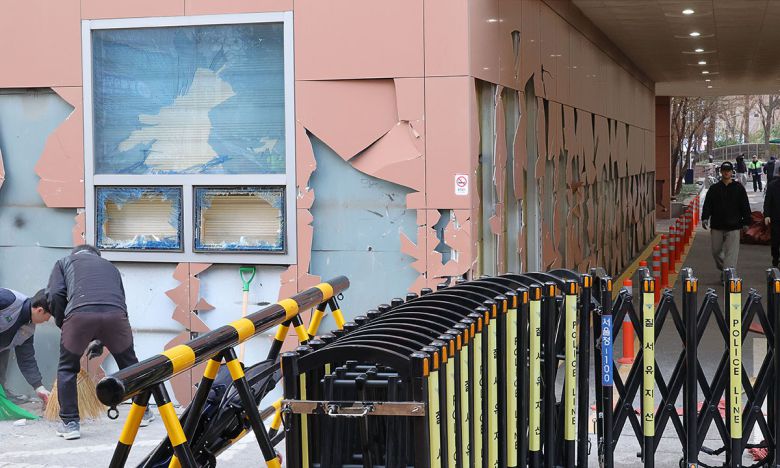 지난 1월 19일 서부지법에서 청사 관계자들이 파손된 시설물과 물품 등을 치운 뒤 복구작업을 하고 있다. 연합뉴스