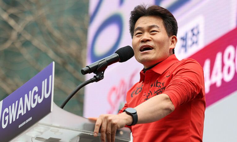 2월15일 광주 동구 금남로에서 개신교 단체 세이브코리아가 개최한 윤석열 대통령 탄핵 반대 및 석방 촉구 국가비상기도회에서 한국사 강사 전한길씨가 발언하고 있다. 광주=연합뉴스