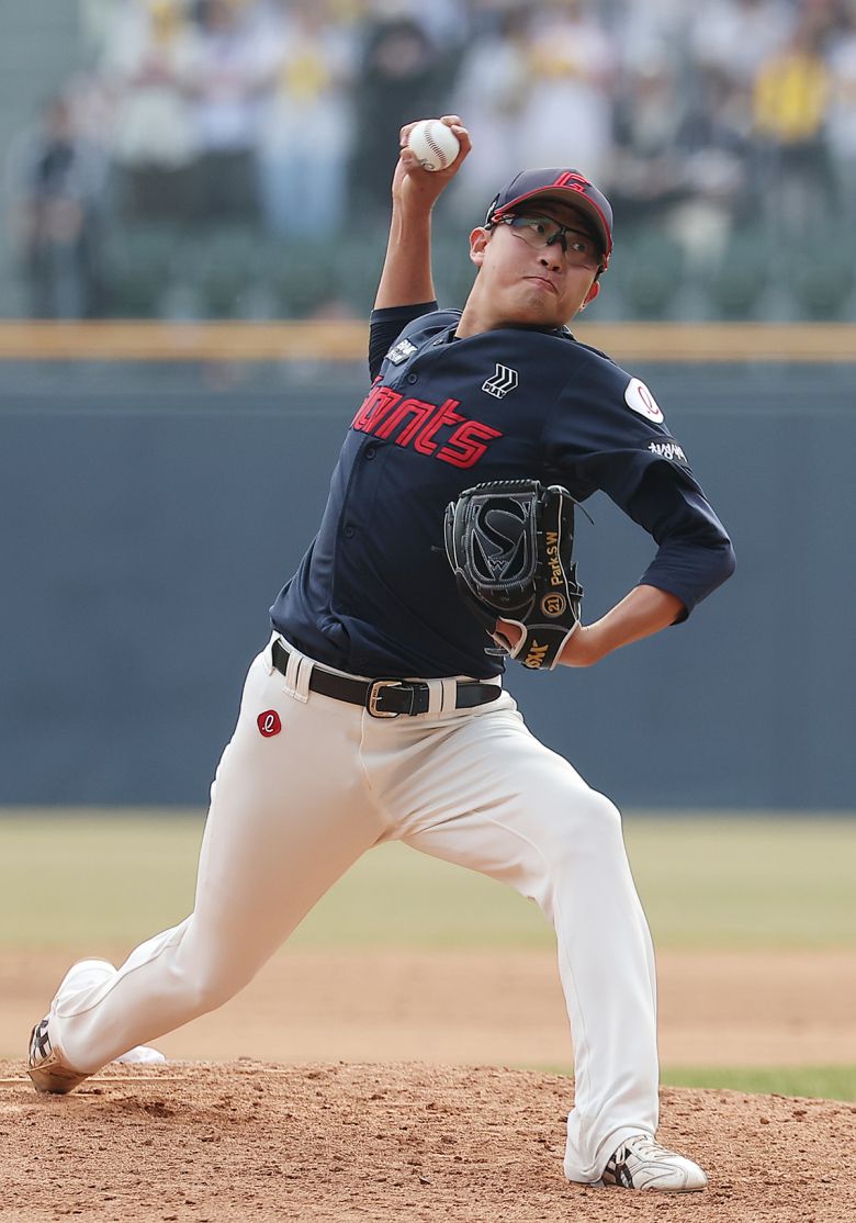 지난 23일 서울 송파구 잠실야구장에서 열린 '2025 신한 SOL 뱅크 KBO리그' 롯데 자이언츠와 LG 트윈스의 경기, 롯데 선발 박세웅이 5회말 등판해 힘차게 공을 던지고 있다. 뉴스1