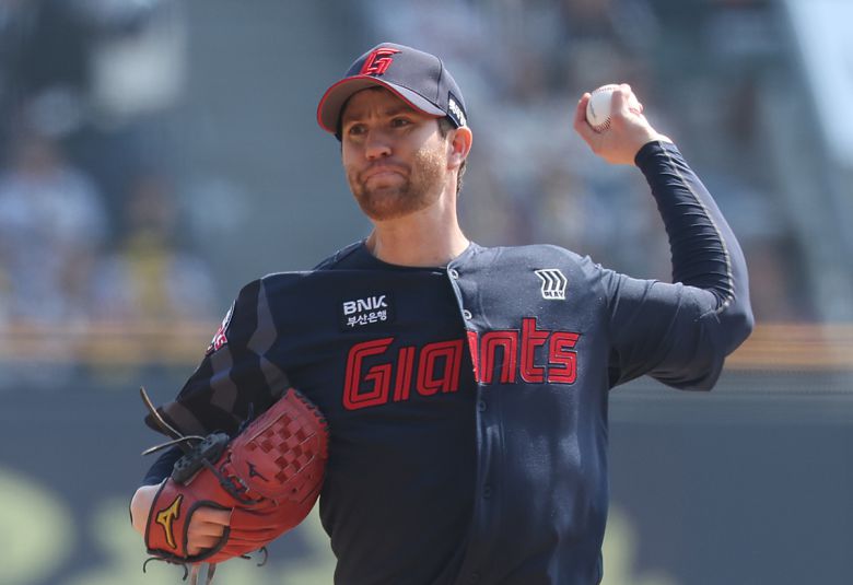 지난 22일 서울 송파구 잠실야구장에서 열린 프로야구 2025 KBO리그 개막전 롯데 자이언츠 대 LG 트윈스의 경기, 1회말 롯데 선발 반즈가 역투하고 있다. 뉴시스