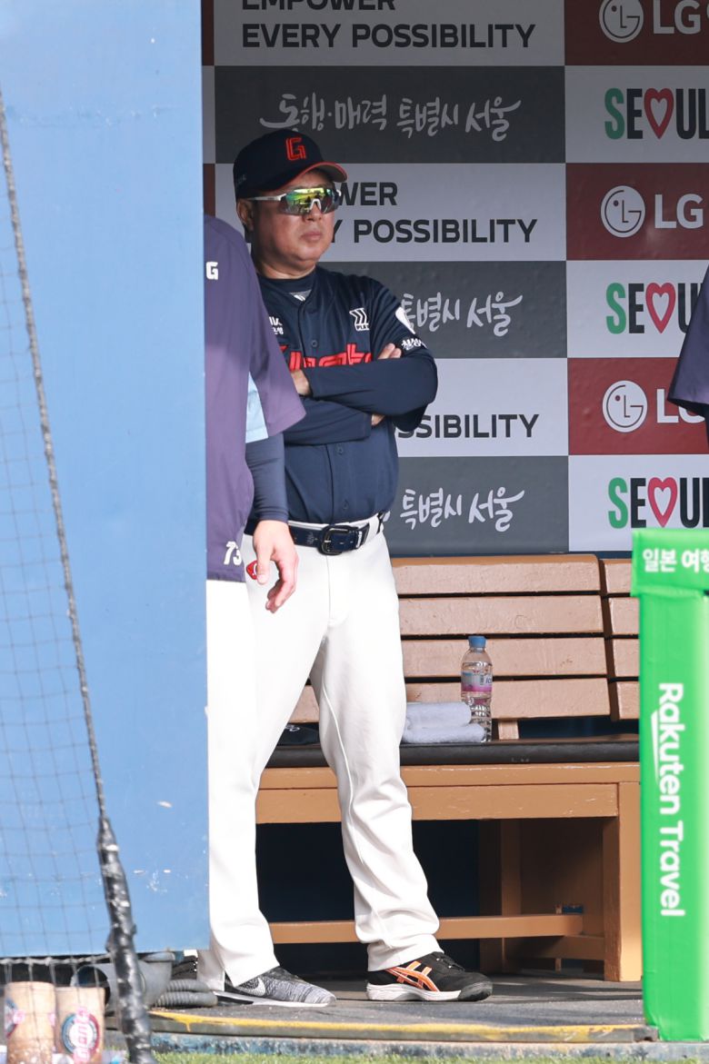 지난 23일 서울 잠실야구장에서 열린 프로야구 2025 신한 SOL 뱅크 KBO리그 롯데 자이언츠와 LG 트윈스의 경기. 롯데 김태형 감독이 경기를 지켜보고 있다. 연합뉴스