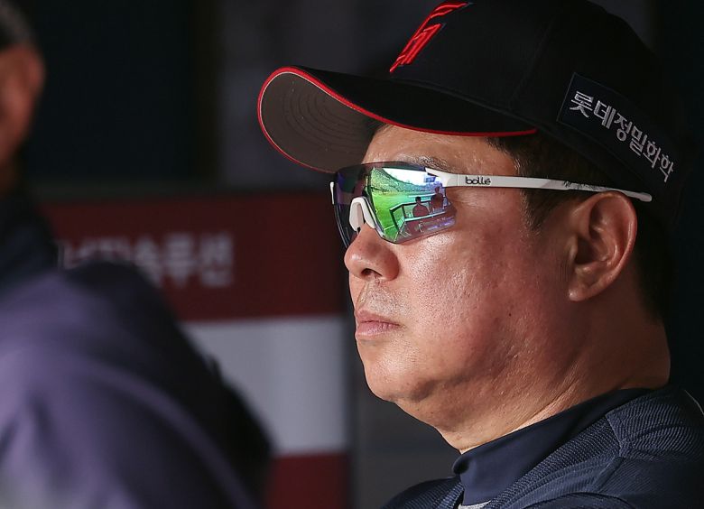 지난  23일 서울 송파구 잠실야구장에서 열린 '2025 신한 SOL 뱅크 KBO리그' 롯데 자이언츠와 LG 트윈스의 경기, 롯데 김태형 감독이 5회말 굳은 표정을 지으며 경기를 지켜보고 있다. 뉴스1