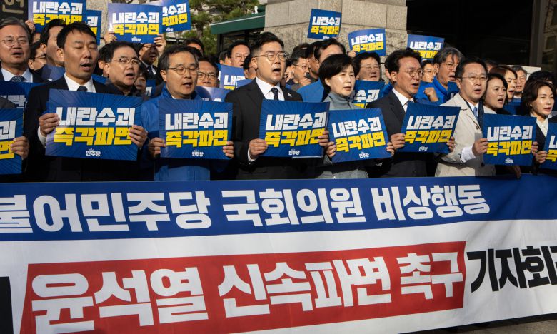 박찬대 더불어민주당 원내대표가 26일 오전 서울 종로구 헌법재판소 앞에서 열린 내란수괴 윤석열 신속 파면 촉구 기자회견에서 구호를 외치고 있다. 뉴스1